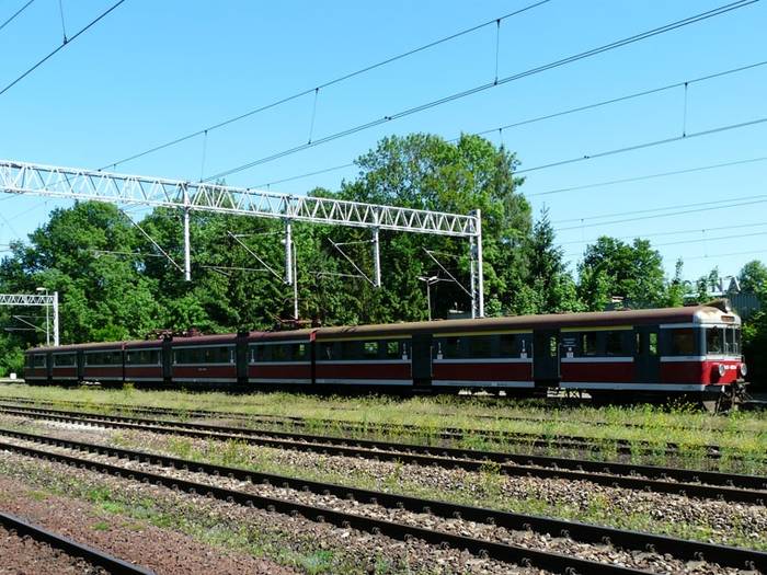 Pociągi osobowe obsługują składy EN57. Fot. R. Piech