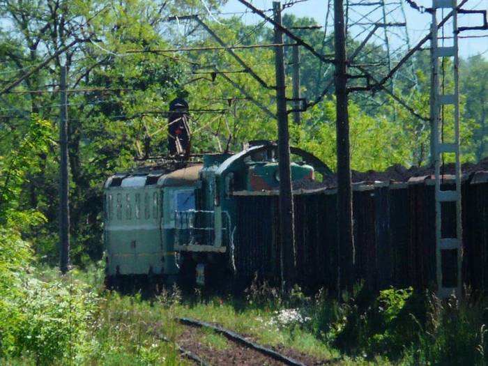 Pociąg prywatnej spółki ciągnięty lokomotywą elektryczną a za nią lokomotywa manewrowa. Fot. R. Piech
