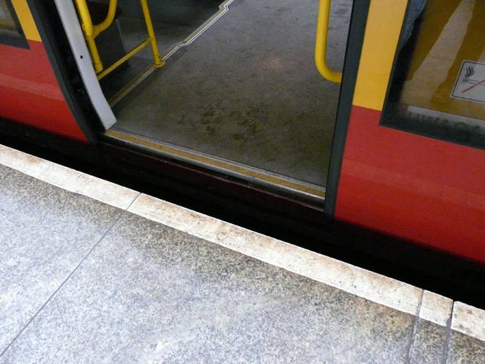 Niski stopień oraz niezbyt duża odległość wagonu od peronu znacznie poprawiają dostępność wnętrza. Fot. R. Piech