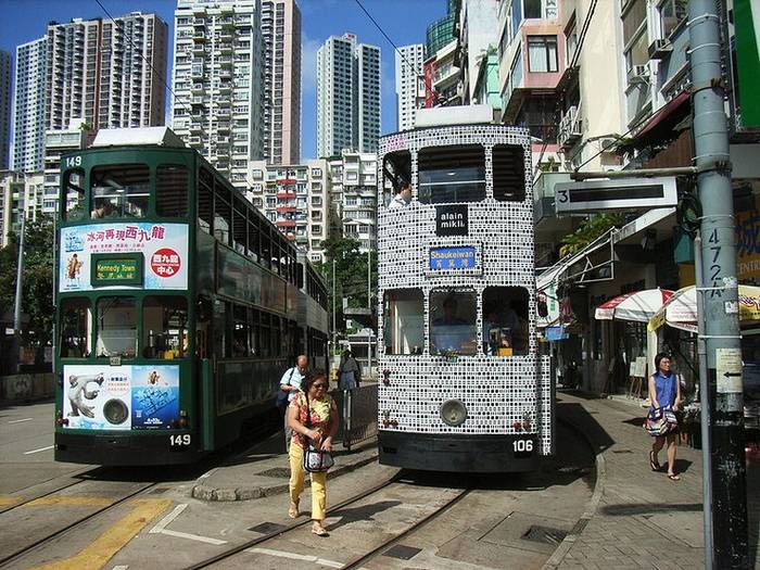 Piętrowe tramwaje to znak rozpoznawalny Hong Kongu. Fot. BEVERLYSHEN, Wikimedia Commons, GFDL