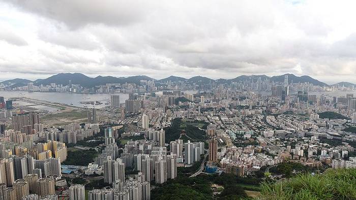 Widok na wyspę Hong Kong z półwyspu Kowlon. Fot. lichunngai, Wikimedia Commons, CC0