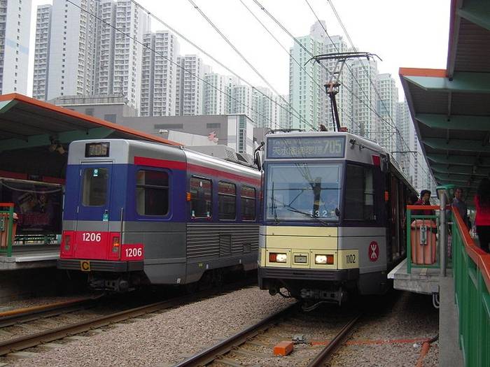 Dwa składy kolejki miejskiej. Fot. LRT505, Wikimedia Commons, Public Domain
