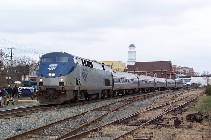 Lokomotywy Genesis o prędkości maksymalnej 177 km/h z powodu infrastruktury kursują jedynie 128 km/h. Fot. John Mueller, Wikimedia Commons, CC-BY-A 2.0