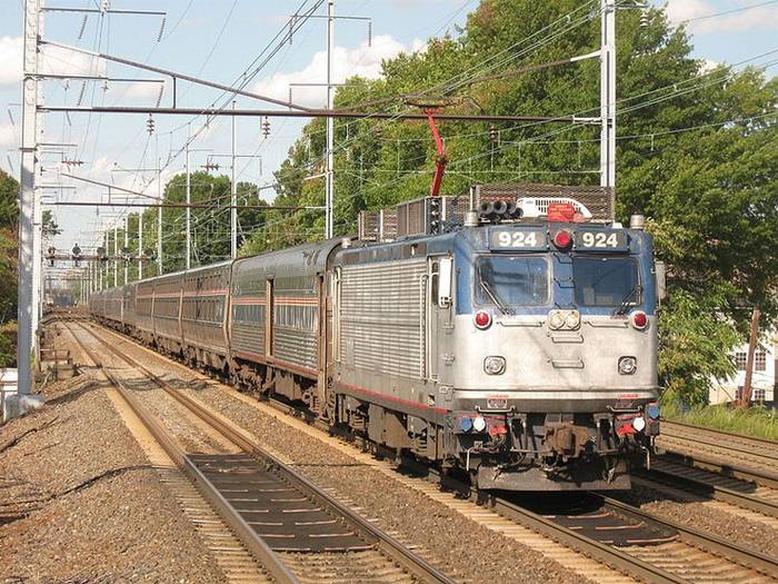 AEM-7 na czele pociągu Silver Meteor z Nowego Jorku do Florydy, zmiana lokomotywy spalinowej na elektryczną w Waszyngtonie. Wagony 1 i 5 to Heritage Fleet, 2-4 to Viewliner, pozostałe to Amfleet. Fot. AEMoreira042281, Wikimedia Commons, CC-BY-SA 2.0