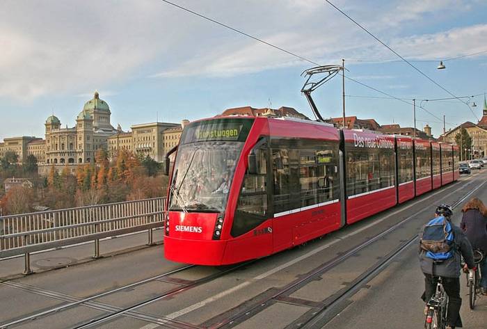 Z lokomotywą parową mocno kontrastuje najnowsze Combino. Fot. Bernmobil