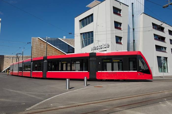 Combino z najnowszej dostawy podczas inauguracji nowych linii. Fot. Bernmobil