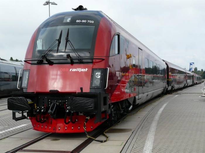 Oferujący niemal takie same parametry skład wagonowy Railjet. Fot. R. Piech