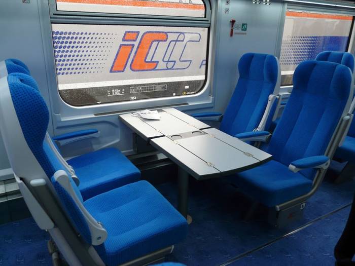 Oferujący niemal taki sam komfort choć nieco wolniejszy klasyczny wagon klasy pierwszej produkcji FPS. Fot. R. Piech