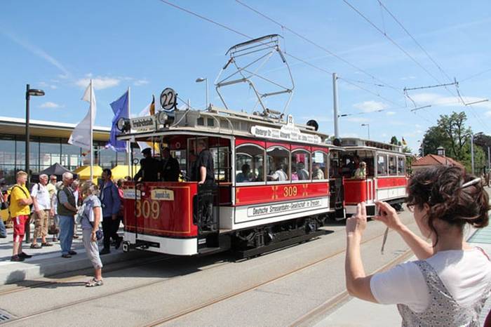 Przejazd historycznego składu z okazji otwarcia wydłużonej linii 10. Fot. DVB Dresden