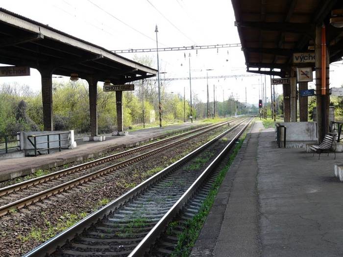 Choć już mało estetyczne to jednak nadal w pełni funkcjonalne perony z przejściem podziemnym. Fot. R. Piech