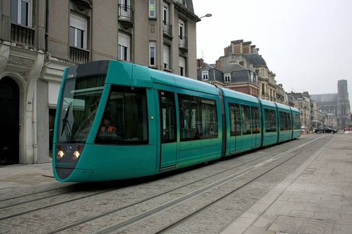 Turkusowy Citadis 302 w Reims. Fot. Daiima, Wikimedia Commons, CC0