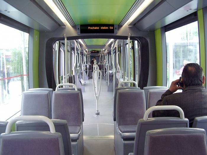 Wnętrze tramwaju dla Reims. Fot. Daiima, Wikimedia Commons, Public Domain