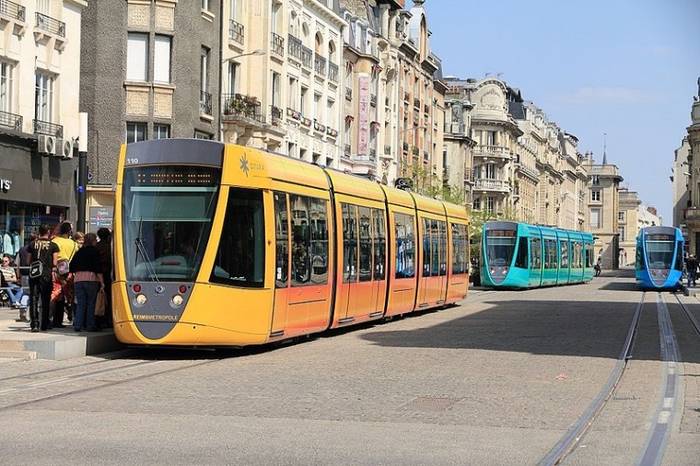 Plejada współczesnych tramwajów w Reims na odcinku z APS. Fot. Lunon92, Wikimedia Commons, cc-by-sa 3.0