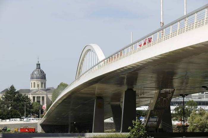 Imponujący most pieszo tramwajowy. Fot. tramway.angersloiremetropole.fr