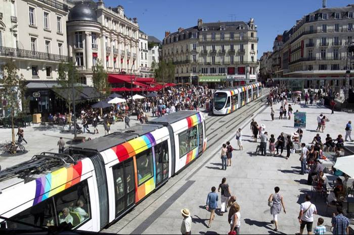 Dwa tramwaje Citadis przejeżdżają przez centrum miasta. Fot. Thierry Bonnet, Ville d Angers