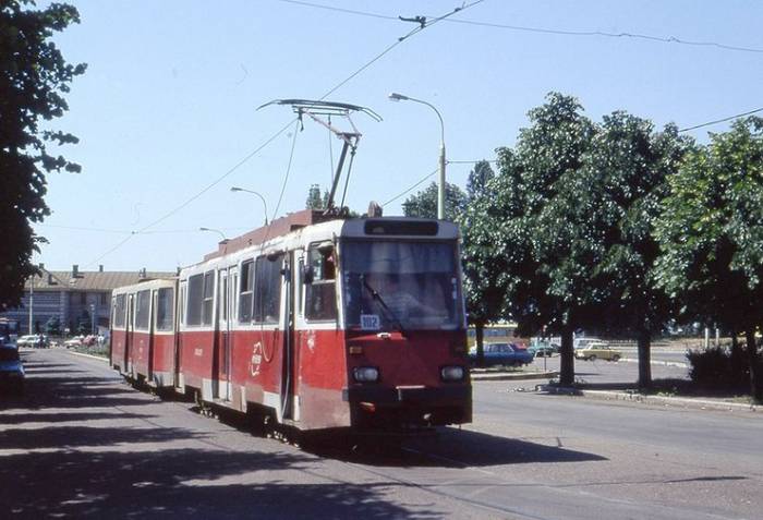 Mocno zaniedbane technicznie tramwaje Timisz2 w Poleszti w 1994 roku. Fot. O, Wikimedia Commons, cc-by-sa2.0