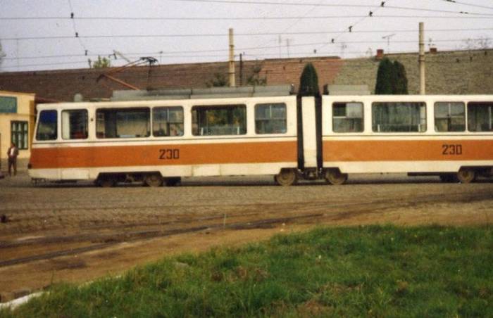 Prototypowy tramwaj przegubowy V2 nie doczekał się seryjnej produkcji. Fot. Firobuz, Wikimedia Commons, cc-by-sa3.0