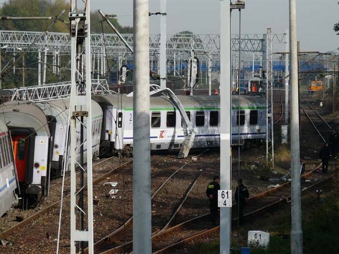 Pomimo spotkania ze słupem wagon 154A produkcji FPS okazał się wytrzymalszy. Fot. R. Piech