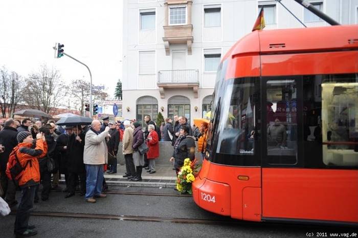 Przejazd inauguracyjny nowej linii tramwajowej. Fot. www.vag.de