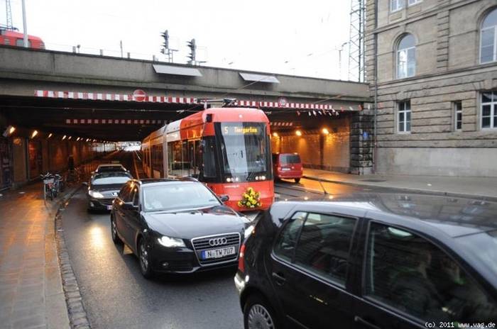 Przejazd inauguracyjny nowej linii tramwajowej. Fot. www.vag.de