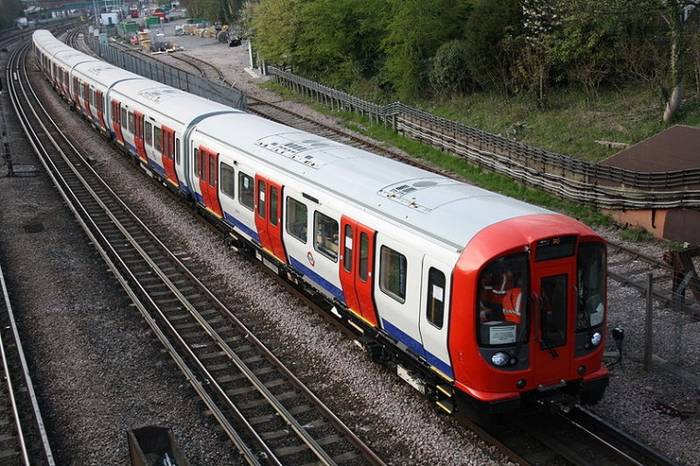 Skład londyńskiego metra wywodzącego się z kolei. Fot. Ben Elias, Wikimedia Commons, Free Use
