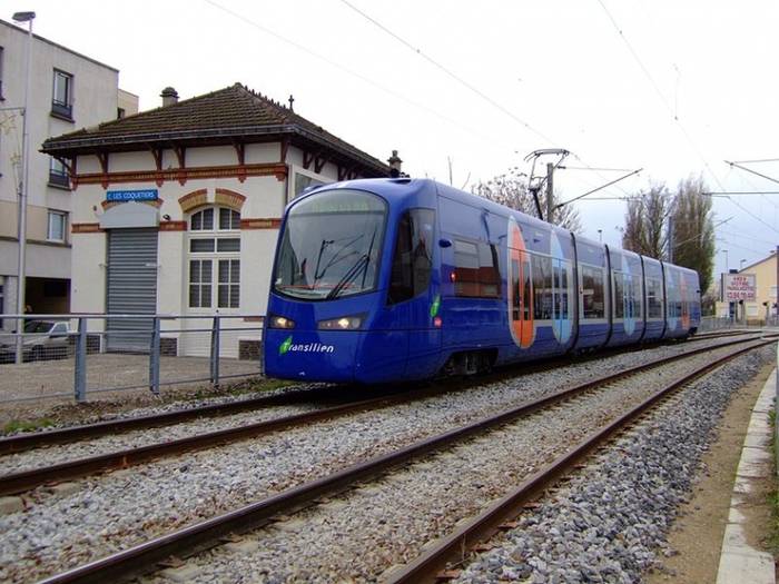 Tramwaj dwusystemowy na linii kolejowej w Paryżu. Fot. Oxam Hartog, Wikimedia Commons, cc-by-sa 2.5