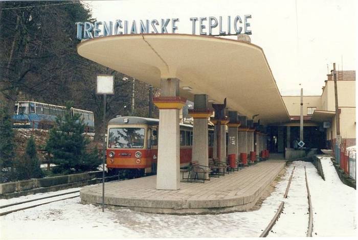 Najbardziej rozbudowany dworzec Trenčianske Teplice w 1992 roku jeszcze w podwójnym składzie z wagonem sterowniczym. Fot. Felix O, Wikimedia Commons, cc-by-sa 2.0