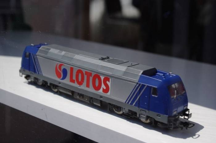 Model lokomotywy TRAXX w barwach Lotos Kolej