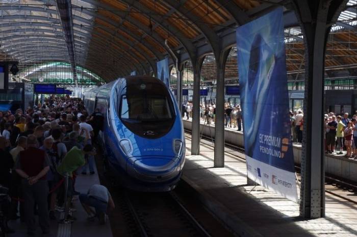 Czy liniowe Pendolino może liczyć na takie tłumy pasażerów?