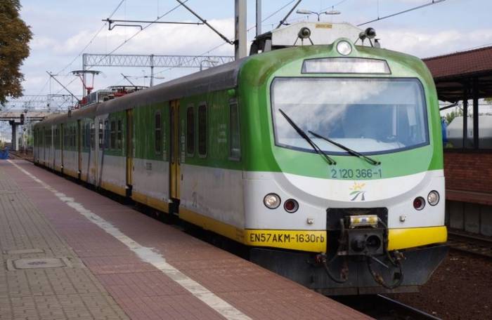 Zmodernizowany skład EN57 Kolei Mazowieckich. Będą kolejne