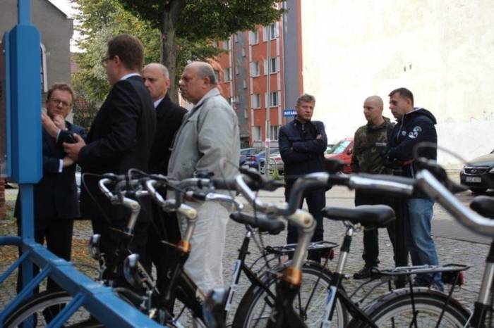 Radosław i Filip Bieliccy z Comdrevu przeprowadzają prezentację systemu wypożyczalni rowerów;fot. SZLOT
