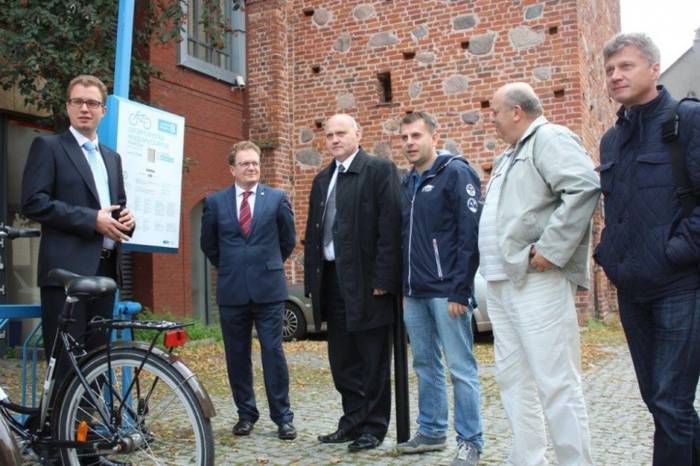 Radosław i Filip Bieliccy z Comdrevu przeprowadzają prezentację systemu wypożyczalni rowerów;fot. SZLOT