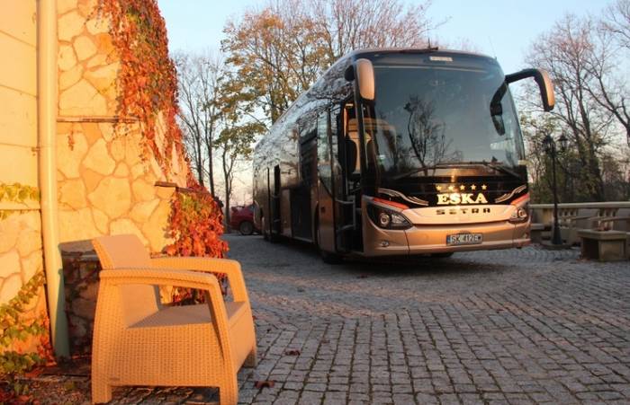 Autobusy Mercedes-Benz i Setra przed Pałacem Odrowążów w Chlewiskach