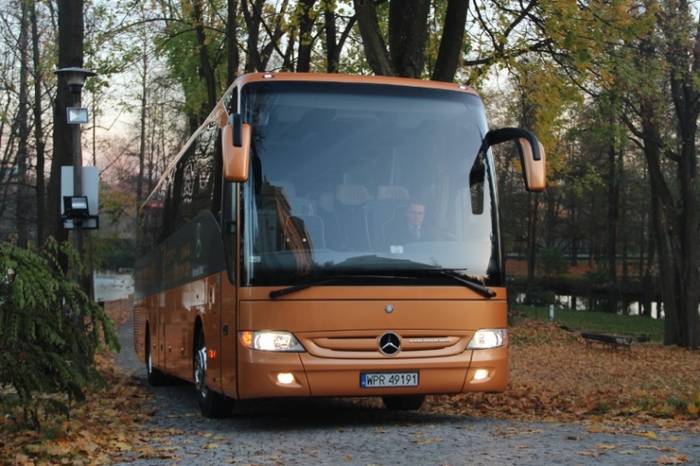 Autobusy Mercedes-Benz i Setra przed Pałacem Odrowążów w Chlewiskach