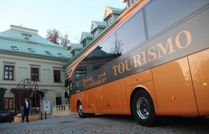 Autobusy Mercedes-Benz i Setra przed Pałacem Odrowążów w Chlewiskach