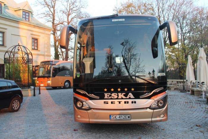 Autobusy Mercedes-Benz i Setra przed Pałacem Odrowążów w Chlewiskach