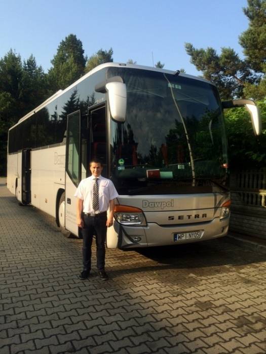 Dawid Ciwis, właściciel firmy Dawpol na tle swojej Setry 