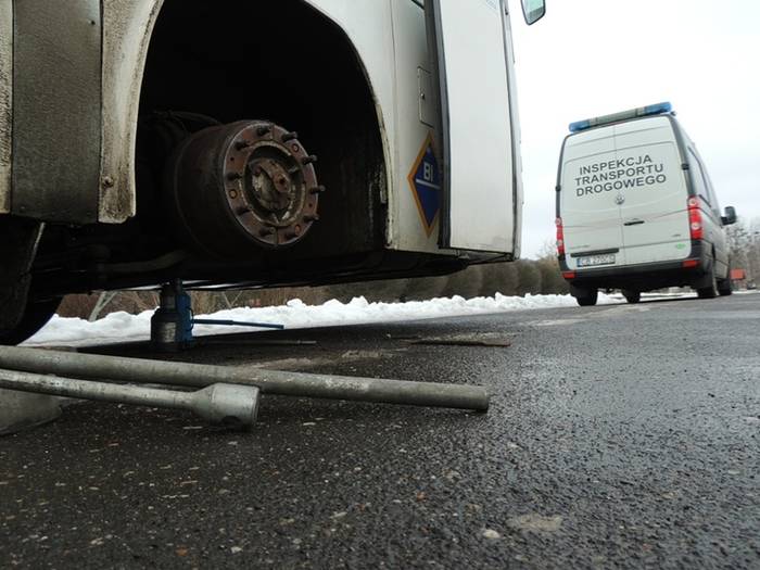 W dniu 10 lutego inspektorzy transportu drogowego z Bydgoszczy patrolując teren miasta, zauważyli autokar przewożący dzieci, który pozostawiał za sobą kłęby dymu