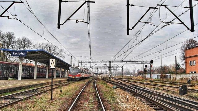 Kolejny niebezpieczny incydent na kolei. Znowu dwa pociągi na jednym torze