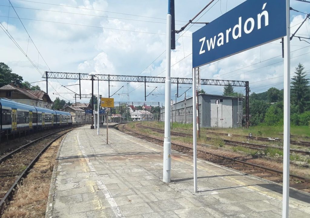 Zwardon Peron Na Stacji Widac Tez Pociag Pezy Drugim Peronie Fot. Krzysztof Wojtas