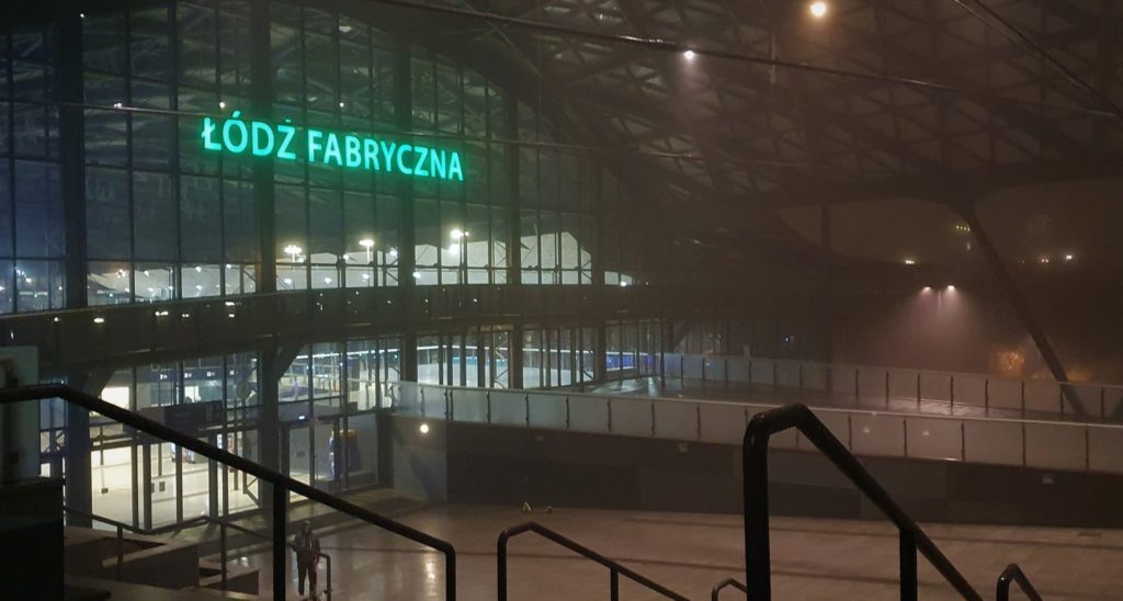 Csm Nowy Szyld Ledowy Swiecacy Na Zielono Nad Glownym Wejsciem Do Dworca Lodz Fabryczna Fotografia Janusz Rau Plk 63e8563f7a