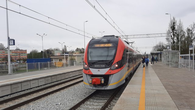 Csm Stacja Lodz Zabieniec Pociag Przy Zmodernizowanych Wyzszych Peronach W Tle Podrozni Fot. Plk 8b0401bea7