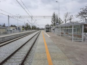 Csm Stacja Lodz Zabieniec Zmodernizowane Perony Wyposazone W Wiaty Lawki W Tle Wejscia Do Przejscia Podziemnego Fot. Plk 776024a568