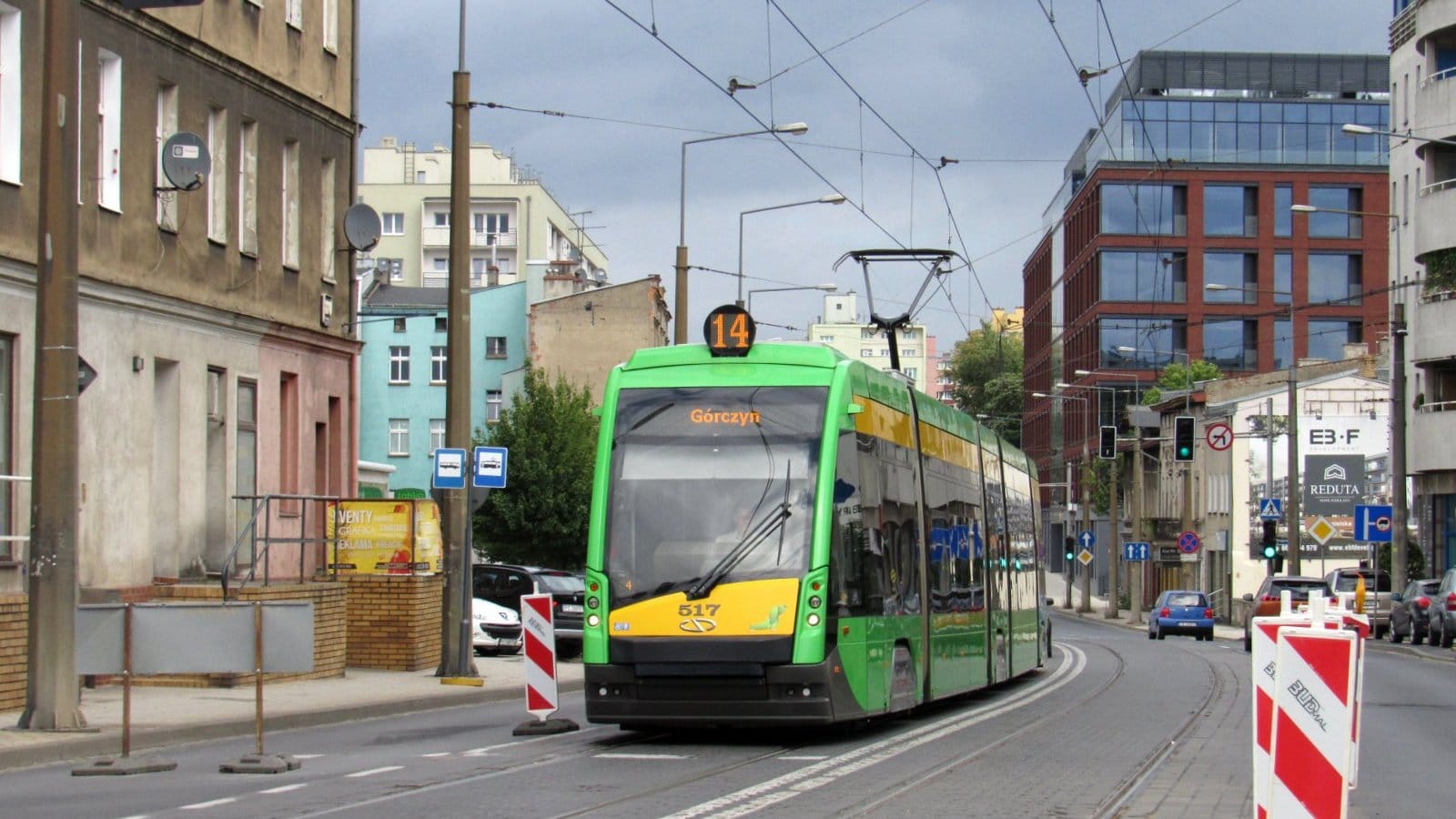 Gdy Na Przystanku Nie Ma Tramwaju Podwyzszony Fragment Ulicy Pozpic11016168493301126with Ratio16 9