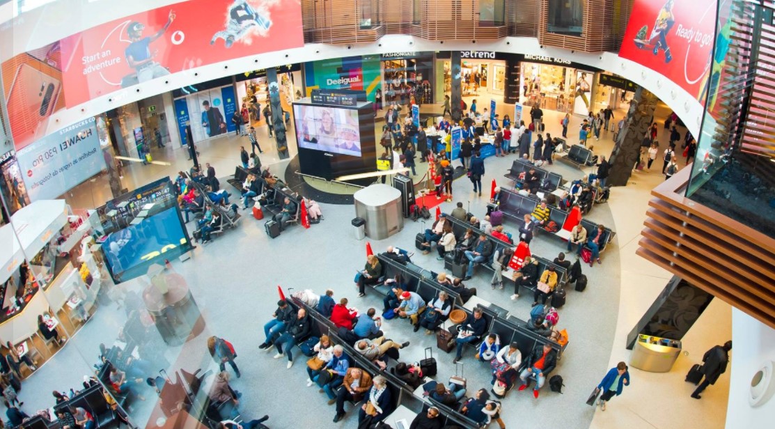 Infoair - Paraliż na lotnisku w Lizbonie. Pasażerowie nocowali na łóżkach polowych po blackoutcie