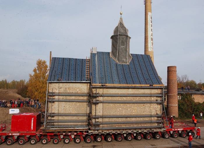 Przeprowadzka kościoła na oponach przemysłowych Continental