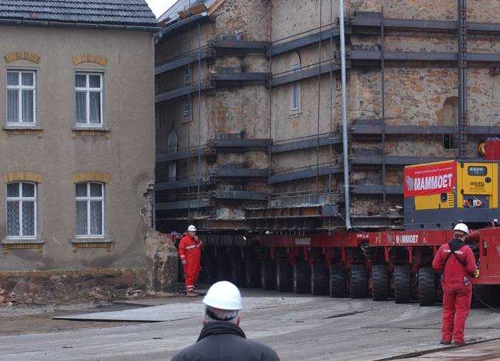 Przeprowadzka kościoła na oponach przemysłowych Continental