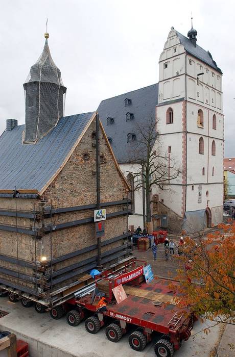 Przeprowadzka kościoła na oponach przemysłowych Continental