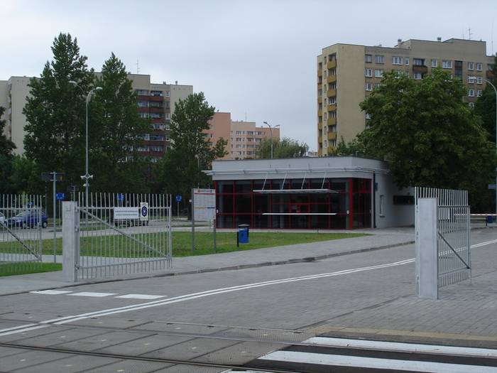 Kilku samochodów pilnuje ... kilku ochroniarzy
