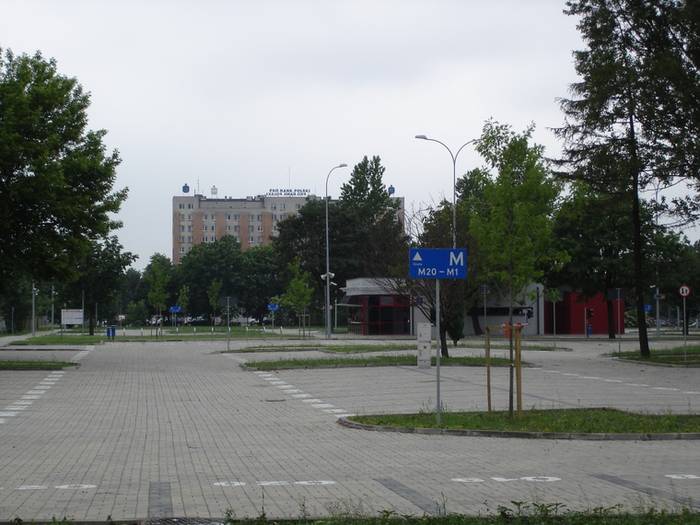Uruchomienie parkingu przy ulicy Połczyńskiej wzbudziło wiele kontrowersji. Można zaryzykować stwierdzenie, iż jest to najbardziej kontrowersyjny parking w stolicy